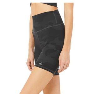 ‹7" High-Waist Vapor Short - Black Camouflage